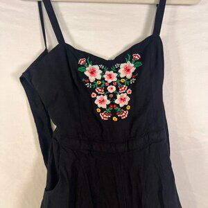 🌿 Hollister Embroidered Floral Lace-Up Romper 🌿